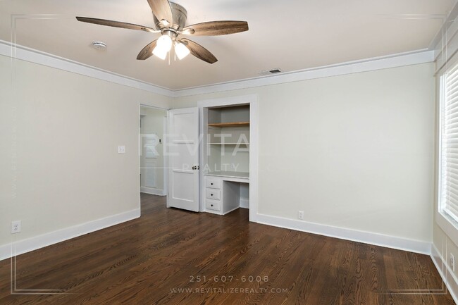 Building Photo - Gorgeous Spring Hill Home!