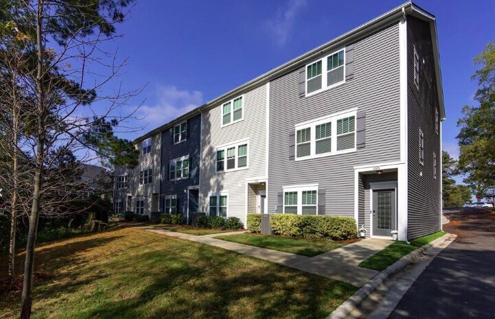 Building Photo - 1028 Sharon Towns Dr