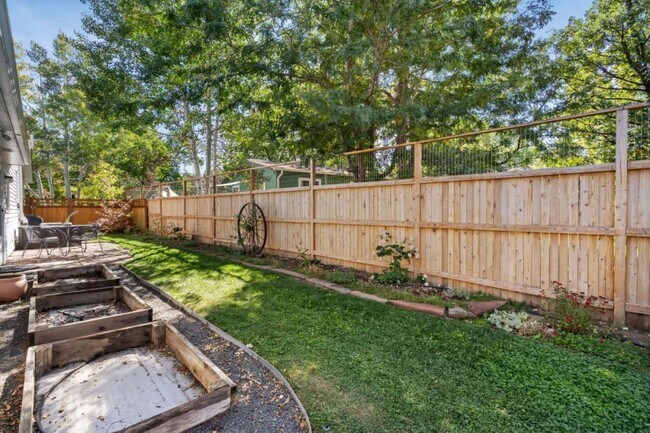 Building Photo - 1001 Ida Dr