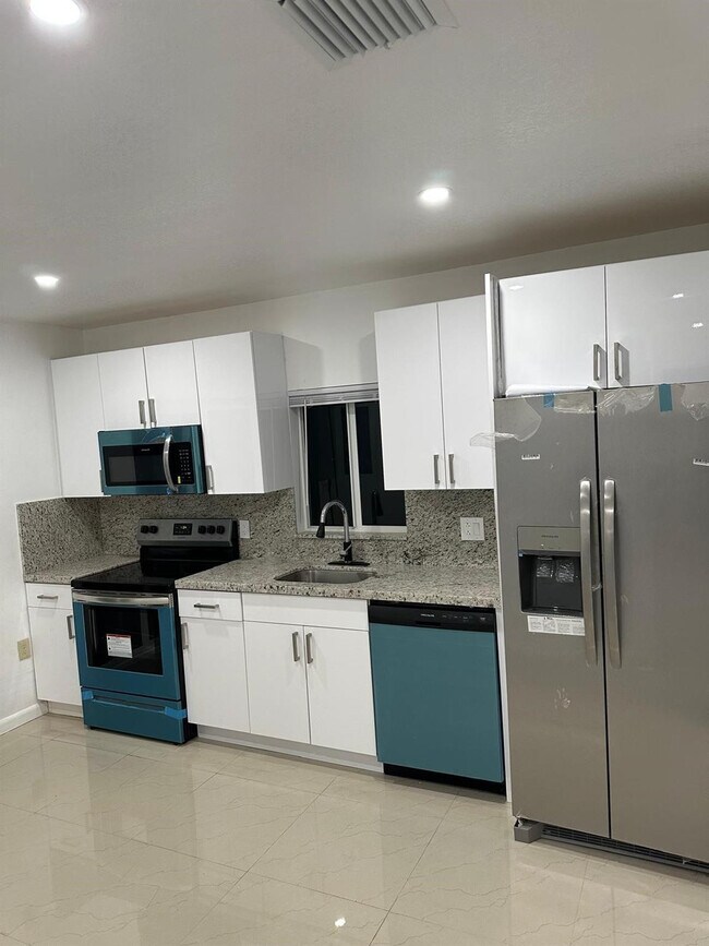 Building Photo - 6100 SW 35th St