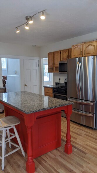 Island with granite - 293 Madison St