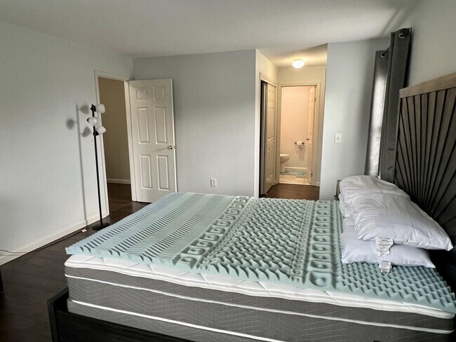 Building Photo - 690 S Porter St