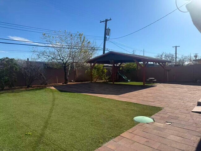 Building Photo - 1662 Shadow Mountain Pl