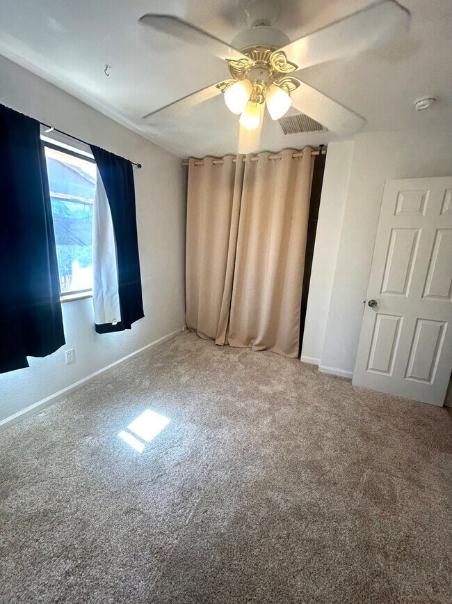Building Photo - Spacious 3 Bedroom 2 Bathroom Home with Solar