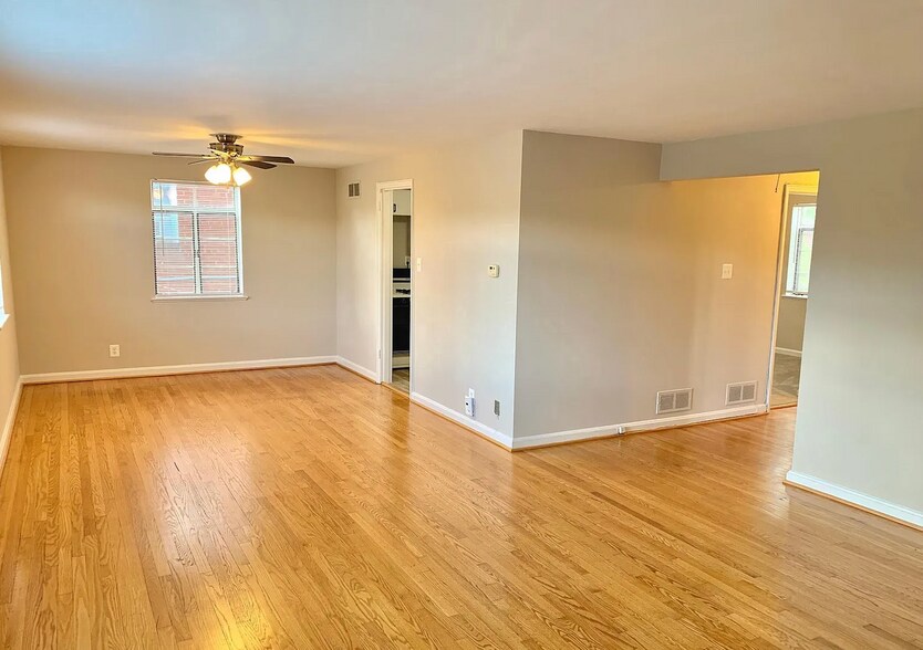 Living Room - Looking towards kitchen/hallway to bedrooms - 2615 13th Rd S