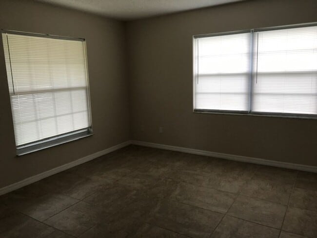 Building Photo - Conveniently located to I-4