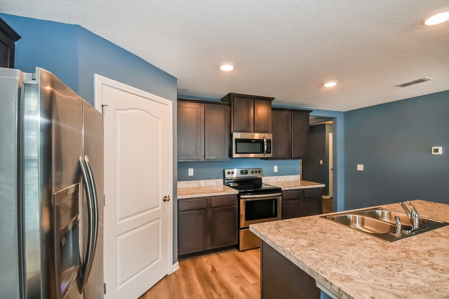 Building Photo - 2303 Pebble Point Dr