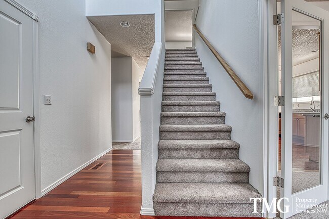 Building Photo - Large 4 Bed 2.5 Bath Home in Lakeshore!