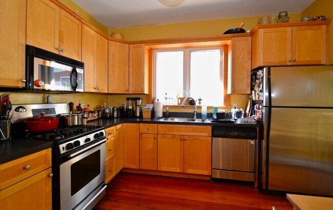 Building Photo - 106 Summer St