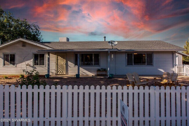 Building Photo - 552 E Lamarcia Dr