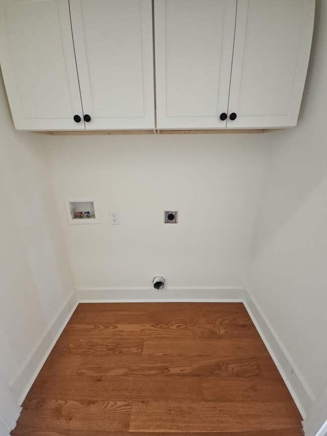 Building Photo - 4-Bedroom HOA Townhome with Pool Access Near Downtown Cookeville