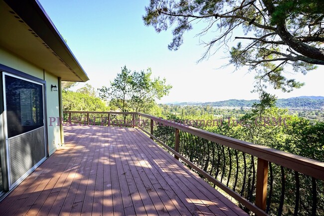 Building Photo - "Charming 3-Bedroom Sanctuary in San Rafael – Spacious 2,250 Sq Ft Home with 2 Full Baths!"