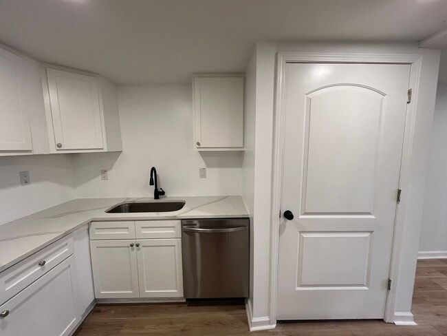 Building Photo - Modern 2BD*, 2BA with 3rd Bonus Room Near Downtown Durham with Assigned Off-Street Parking and Ba...