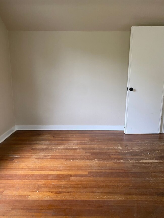 Building Photo - Charming 2 Bedroom 1 Bath on Campus!