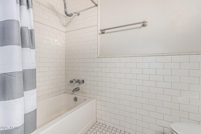 Building Photo - 1027 E Palmaire Ave