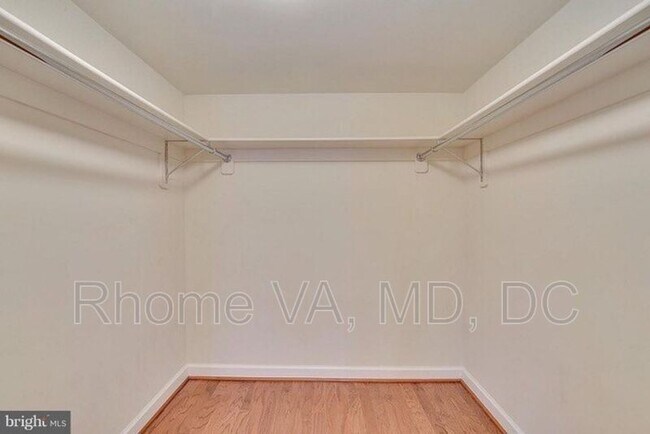 Building Photo - 4115 S Four Mile Run Dr