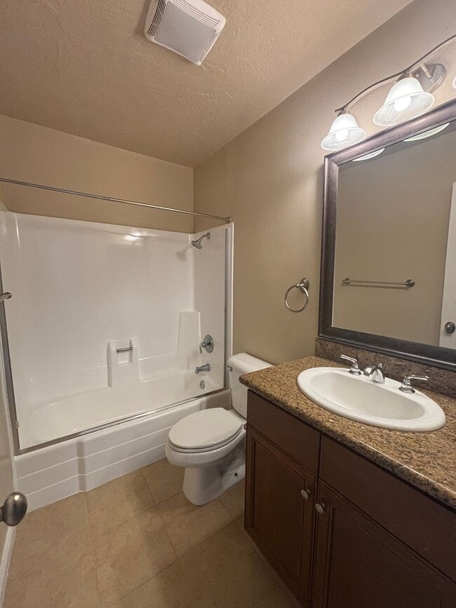 Building Photo - Charming 2 Bedroom, 1 Bathroom Apartment in a Convenient Location