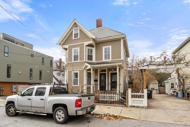 Building Photo - 10 Loring St