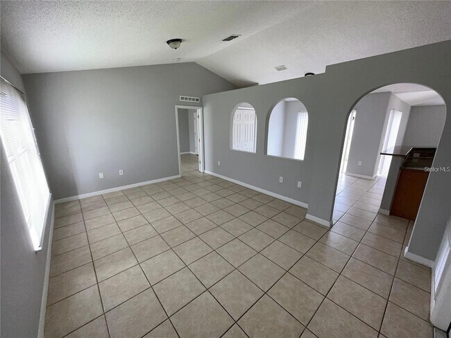 Building Photo - 723 Parrot Ct