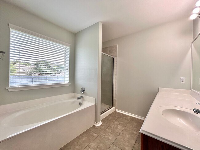 Building Photo - Spacious 4/BR 3/BA One-Level Home with Lar...
