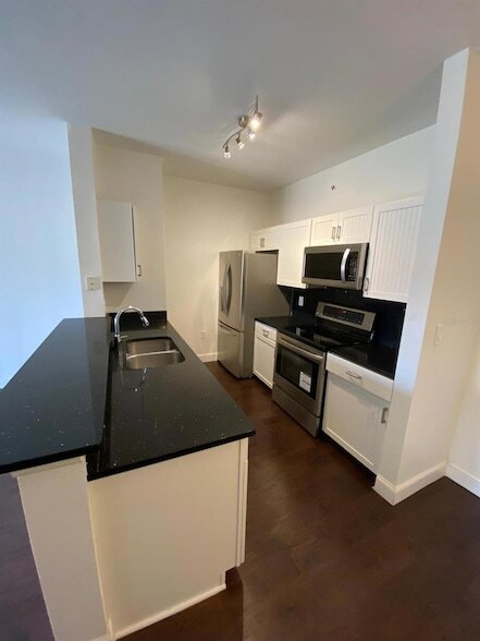 Building Photo - 5475 Vineland Rd