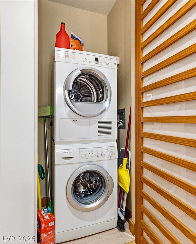 Building Photo - 3750 S Las Vegas Blvd