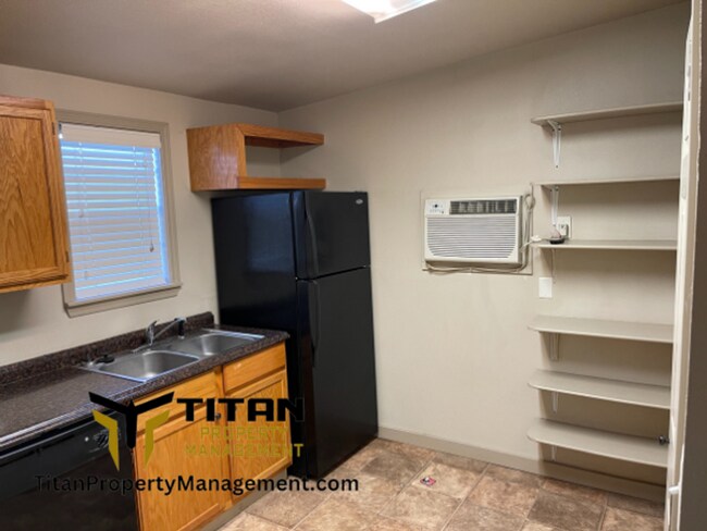 Building Photo - Large Studio Under $700