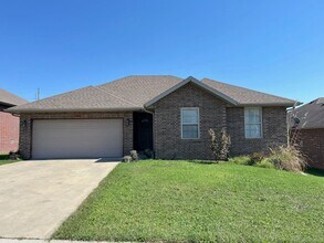 Building Photo - All brick 3 bedroom 2 bath house