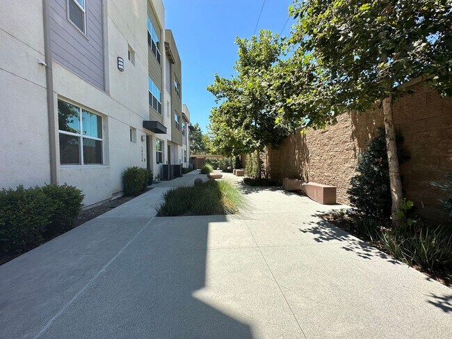 Building Photo - 4 BEDROOM HOME FOR LEASING IN RANCHO CUCAMONGA