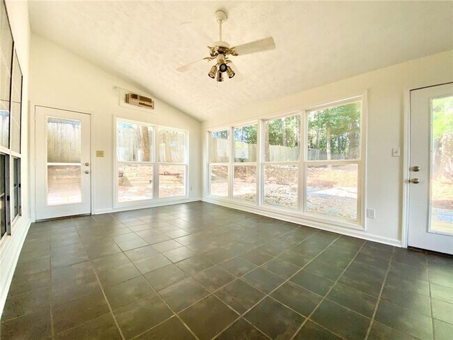 Building Photo - 640 Suwanee Lakes Cir NW