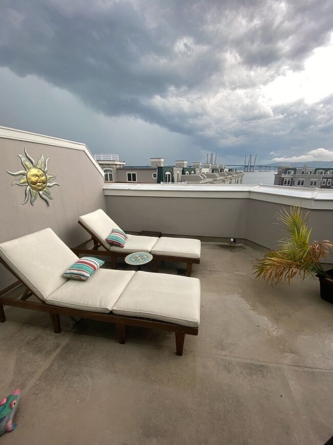 Building Photo - Spacious Townhouse Steps from Tarrytown Wa...