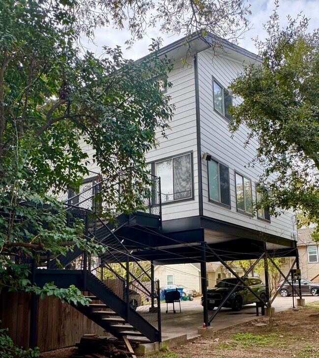 Building Photo - Remodeled 6 Bedroom in North Campus off Sp...