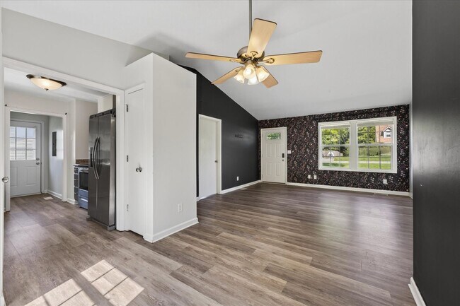 Building Photo - 727 Acorn Dr