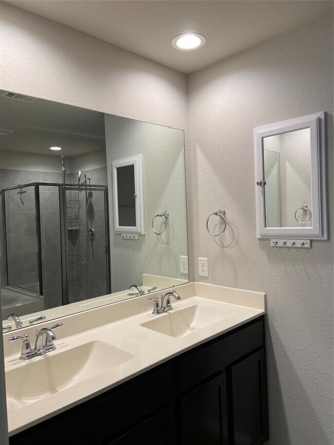 Building Photo - 3935 Country Club Dr