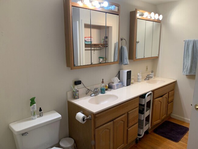 Building Photo - 3 bd/1.5 bath Charming Home just 4 blocks from IU Jacob's School of Music - Available August 2026!