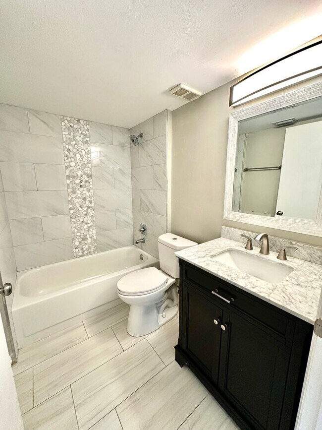 Building Photo - ** EMERALD LAKES ** 2 BED / 2 BATH CONDO -...