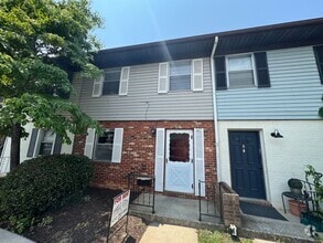 Building Photo - Two Bedroom Town House