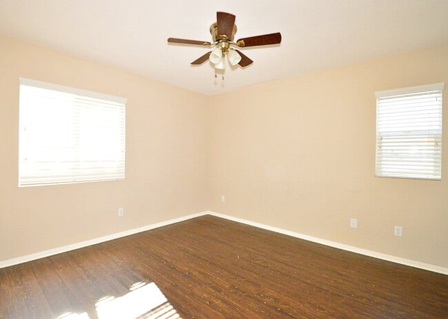 Building Photo - ** MOVE IN BONUS of $500.00 ** (If an agreement is signed by March 31st 2026) "Charming 3 Bed, 2....