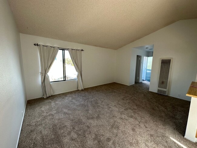 Building Photo - Upstairs 2 bed/1bath Apartment in Pacific Beach
