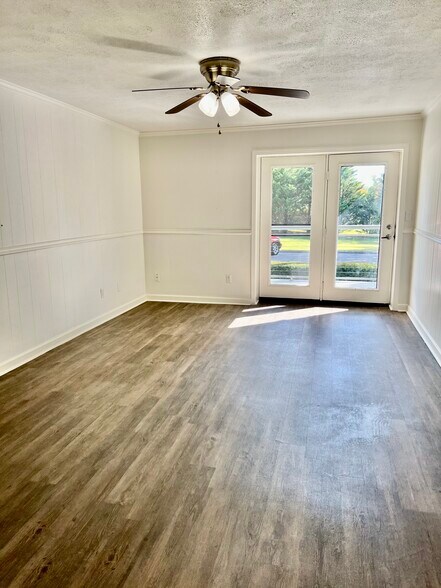 Living Room 105 - 1045 E 10th St
