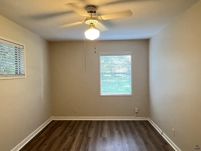 Building Photo - 4693 Twin Oak Dr