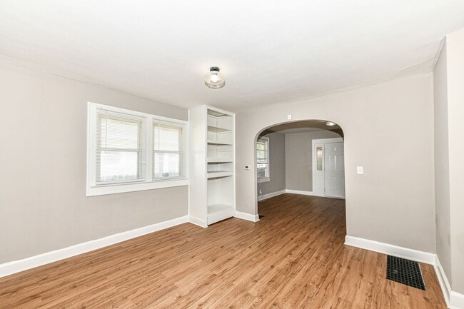 Building Photo - 802 N Denny St