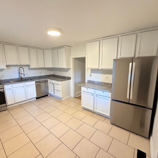 Building Photo - Large 3 bedroom home with a den!