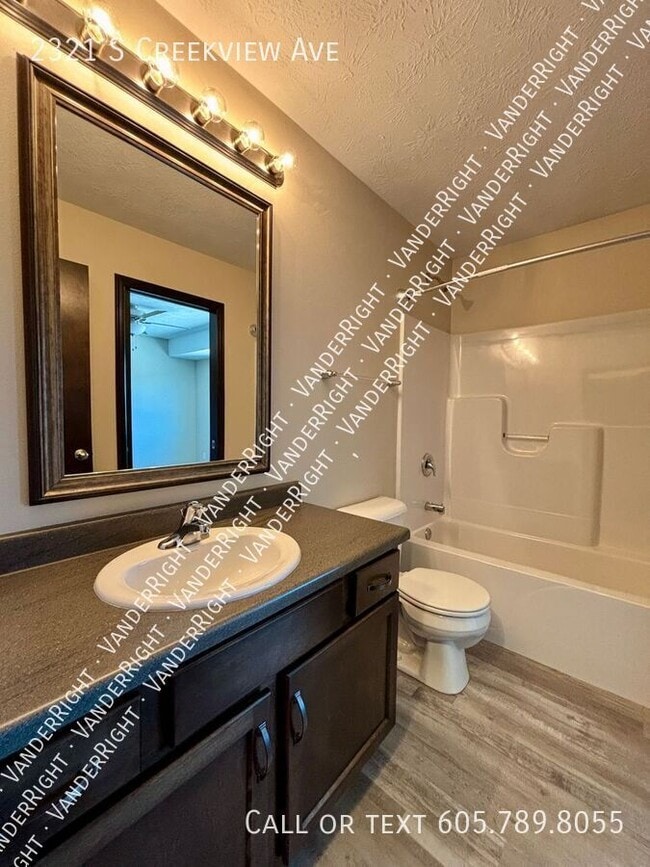 Building Photo - 2321 S CreekView Ave