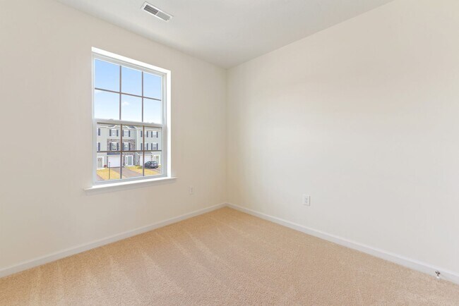 Building Photo - 3 Bedroom Townhome!