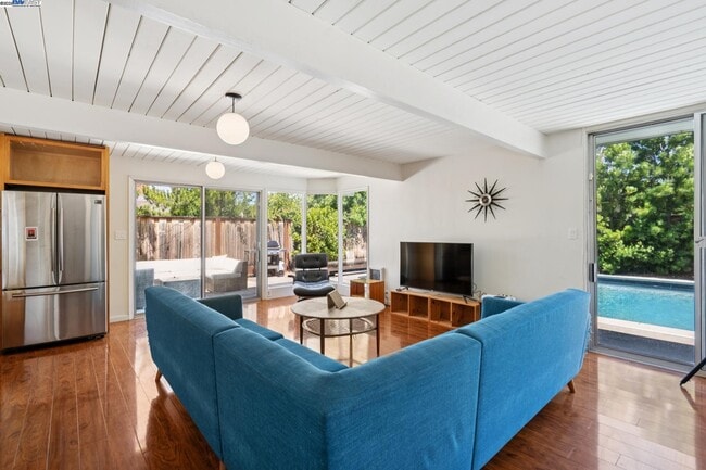 Building Photo - 3767 Gainsborough Dr