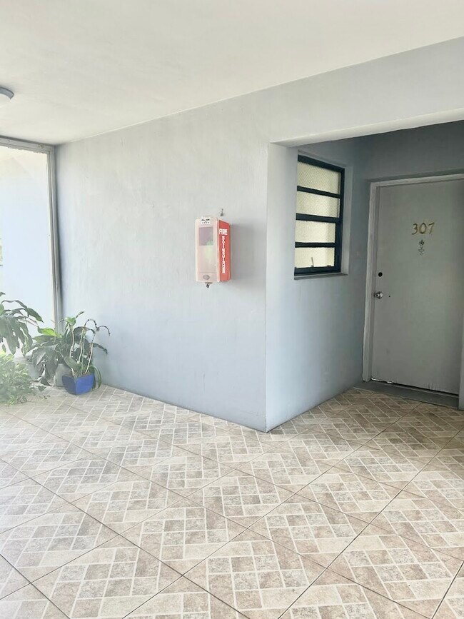 Building Photo - 5100 W Flagler St