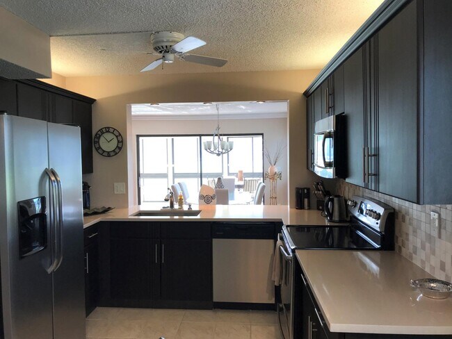 Building Photo - 5519 Fairway Park Dr