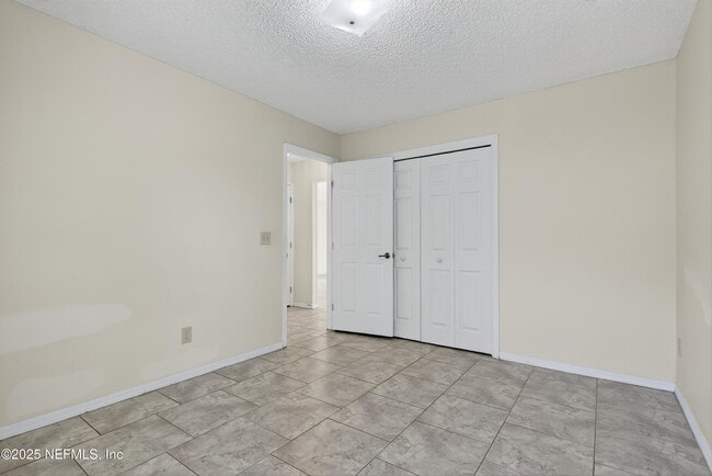 Building Photo - 11170 Wandering Oaks Dr