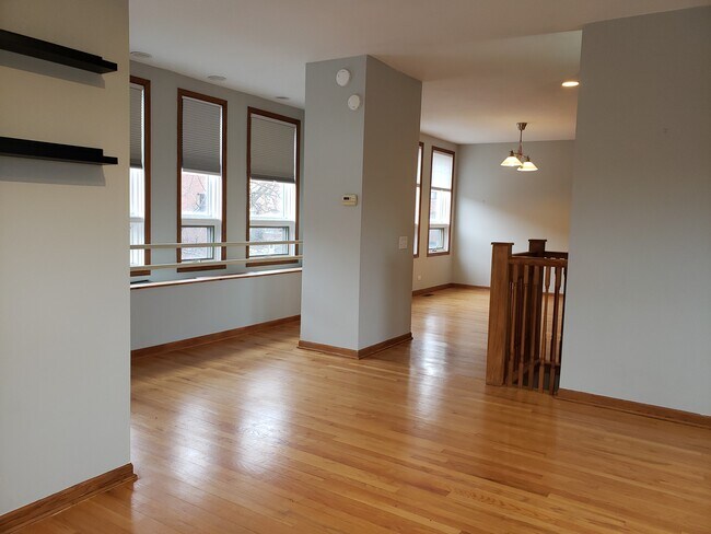 Building Photo - 906 E 54th St